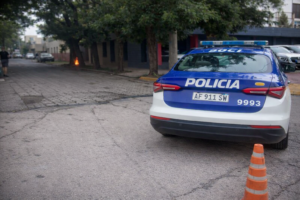 Incendio en una concesionaria dejó un mecánico con quemaduras