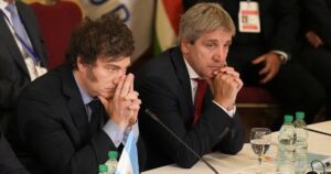 La suba del riesgo país a 765 puntos complica el plan financiero oficial y fuerza la búsqueda de alternativas