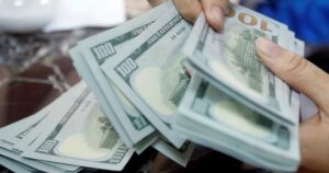 La demanda de dólares en efectivo alcanzó los USD 2.896 millones en septiembre y superó una marca histórica